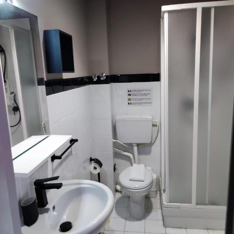 Catania Holiday Home - King Room with Balcony - 7
