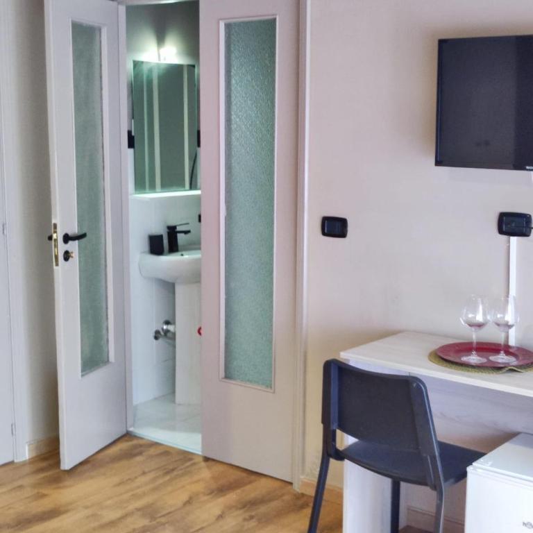 Catania Holiday Home - King Room with Balcony - 4