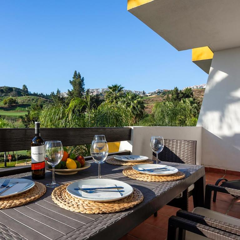 Modern Sea & Golf View 2-Bedroom Apartment with Pool and Terrace in Mijas - Apartamento de 2 dormitorios - 14