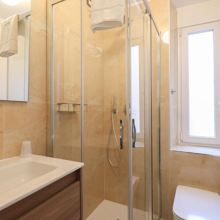 Re Di Rhome Guest House - Camera Familiare con Balcone - 5