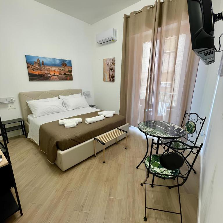 Bieddu Suites - Palermo City Center - Double Room with Balcony - 4
