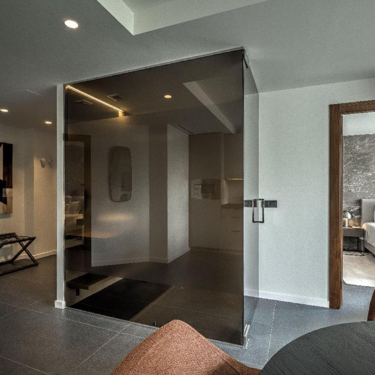 TQ 10 Boutique - Two-Bedroom Deluxe Apartment with Balcony - 8