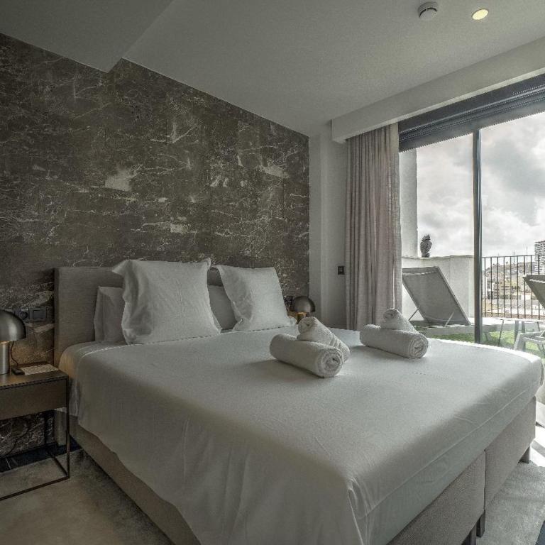 TQ 10 Boutique - Two-Bedroom Deluxe Apartment with Balcony - 16
