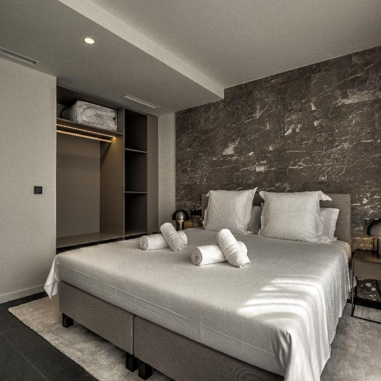 TQ 10 Boutique - Two-Bedroom Deluxe Apartment with Balcony - 15