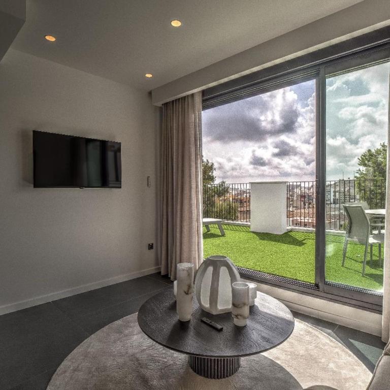 TQ 10 Boutique - Two-Bedroom Deluxe Apartment with Balcony - 10