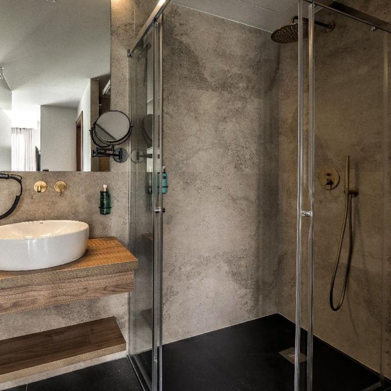 TQ 10 Boutique - Two-Bedroom Deluxe Apartment with Balcony - 19