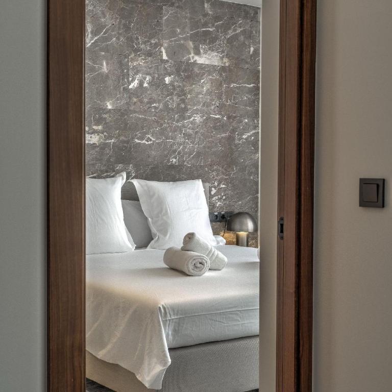 TQ 10 Boutique - Two-Bedroom Deluxe Apartment with Balcony - 14