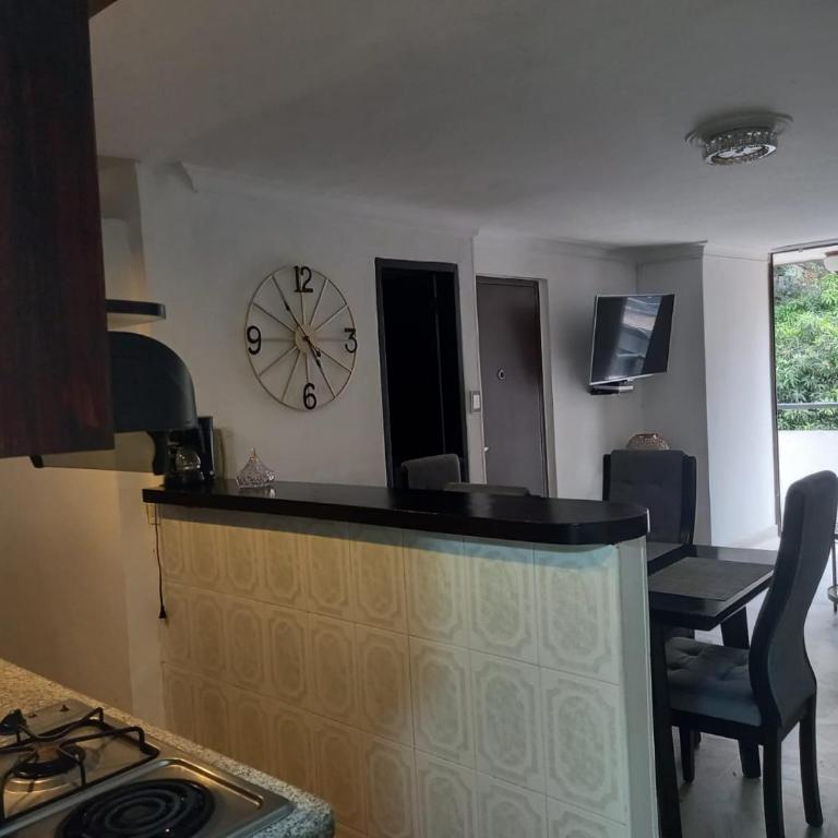 apartamento 3 habitaciones cerca al parque del poblado - Three-Bedroom Apartment - 12