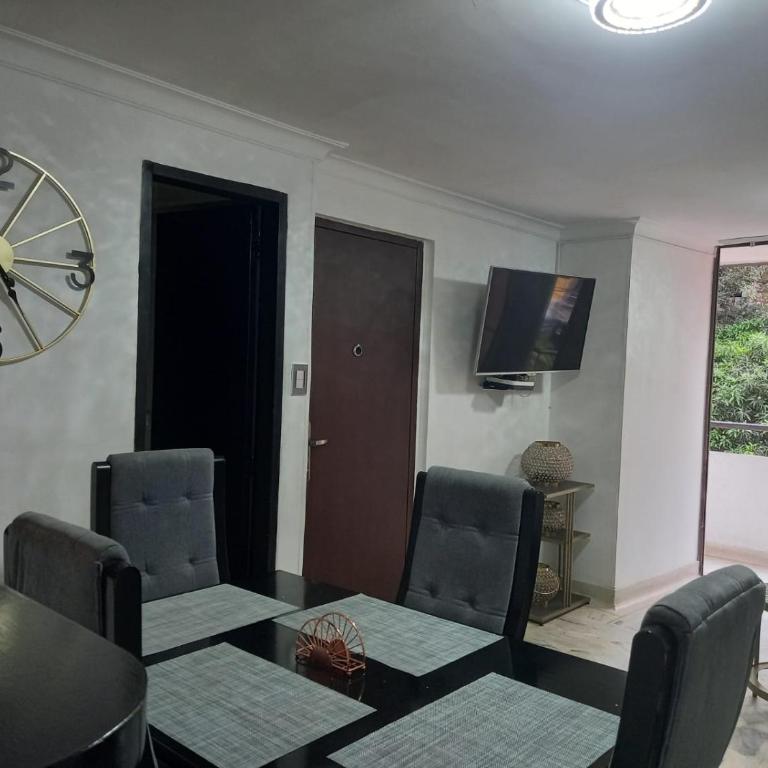 apartamento 3 habitaciones cerca al parque del poblado - Three-Bedroom Apartment - 13