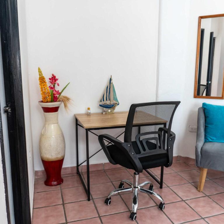 Comfortable Apartment with Balcony & Workspace - Apartment - 33