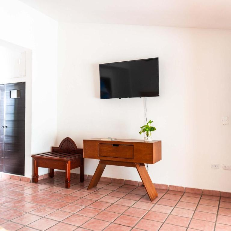 Master Bedroom with Private Bathroom and Work Area - Apartment - 11