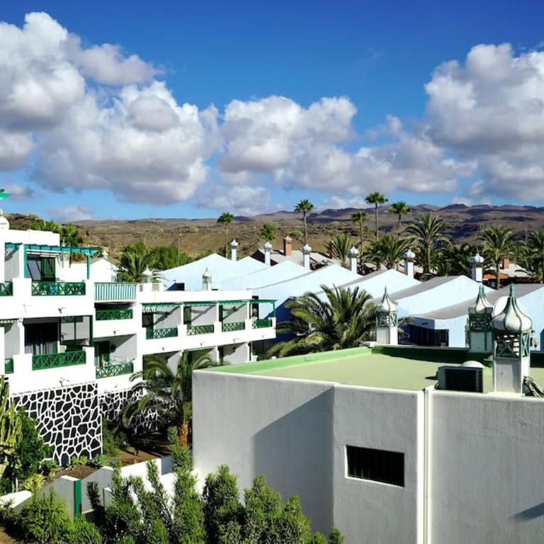 Sunshine, Pool & Beach - One-Bedroom Apartment - 32