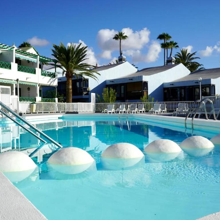 Sunshine, Pool & Beach - One-Bedroom Apartment - 18