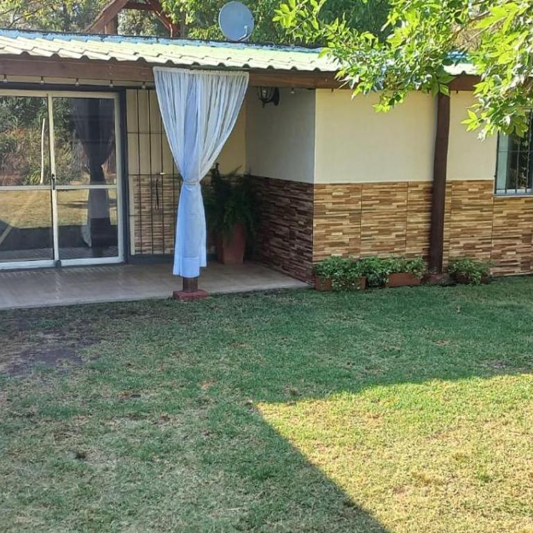 Casa en Playa Hermosa, para 6 personas, a 4 cuadras de la playa totalmente cercada a 7 minutos de Piriápolis - Two-Bedroom House - 5