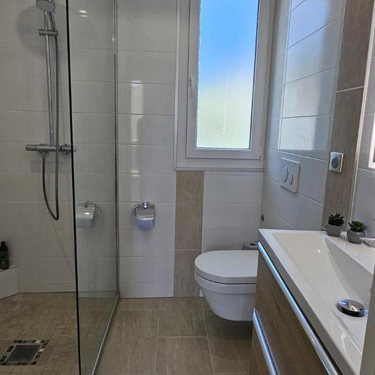 Cannes Sea View, by Beach, Private Room in Shared 3-Bedroom Apartment, Private Bathroom & Balcony,, Chambre avec salle de bain privative & balcon, chez l'habitant - Grande Chambre Double - 14