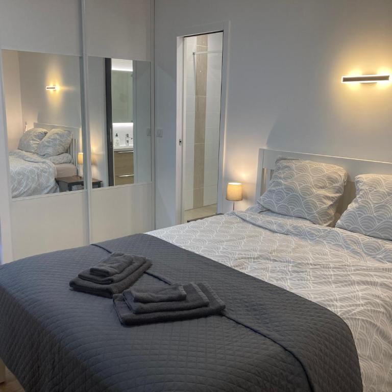 Cannes Sea View, by Beach, Private Room in Shared 3-Bedroom Apartment, Private Bathroom & Balcony,, Chambre avec salle de bain privative & balcon, chez l'habitant - Grande Chambre Double - 12