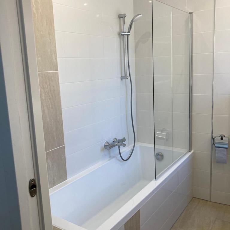 Cannes Beach Access, Private Room in Shared 3-Bedroom Apartment, Private Bathroom, Living Room with Sea View Suite Parentale salle de bain privée accès plages & vue mer du salon dans appartement partagé chez l'habitant - Chambre Double avec Salle de Bains Privative - 11