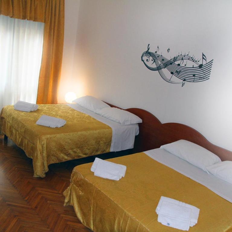 B&B Music - Camera Quadrupla con Bagno in Comune - 2