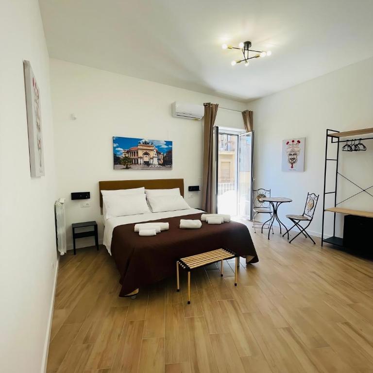 Bieddu Suites - Palermo City Center - Double Room with Balcony - 9
