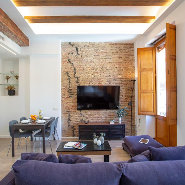 SingularStays Plaza Redonda II - Two-Bedroom Apartment with City View - 3
