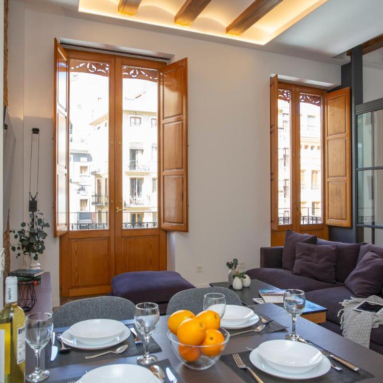 SingularStays Plaza Redonda II - Two-Bedroom Apartment with City View - 4