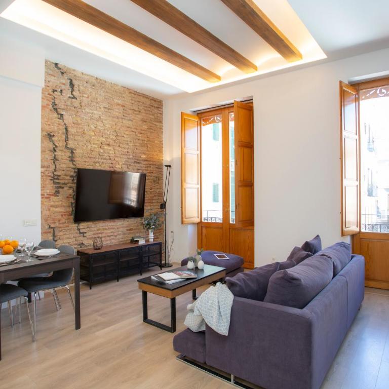SingularStays Plaza Redonda II - Two-Bedroom Apartment with City View - 2