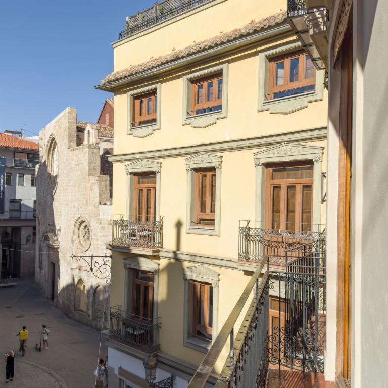 SingularStays Plaza Redonda II - Two-Bedroom Apartment with City View - 8