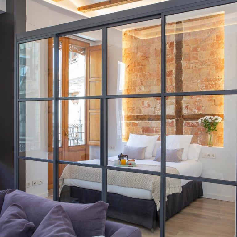 SingularStays Plaza Redonda II - Two-Bedroom Apartment with City View - 9