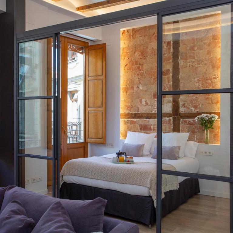 SingularStays Plaza Redonda II - Two-Bedroom Apartment with City View - 10