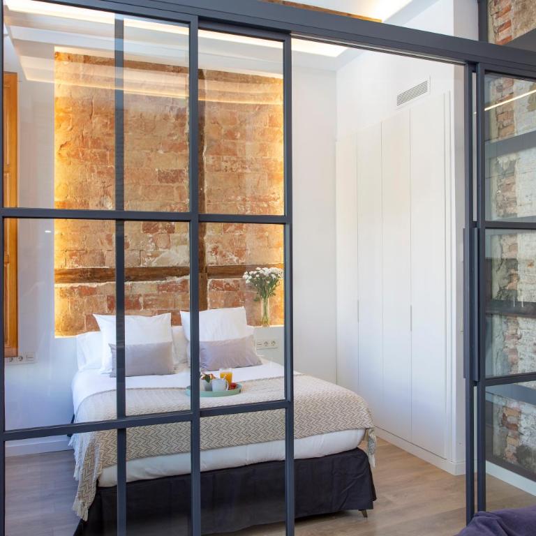 SingularStays Plaza Redonda II - Two-Bedroom Apartment with City View - 13
