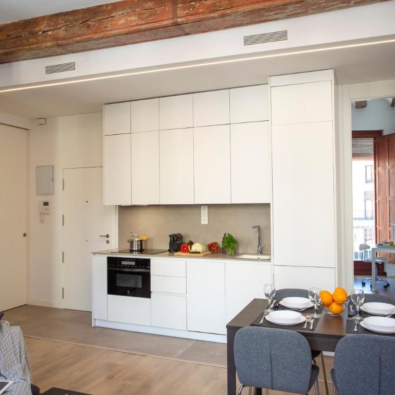 SingularStays Plaza Redonda II - Two-Bedroom Apartment with City View - 18