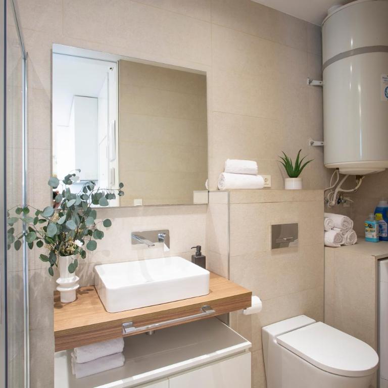 SingularStays Plaza Redonda II - Two-Bedroom Apartment with City View - 35