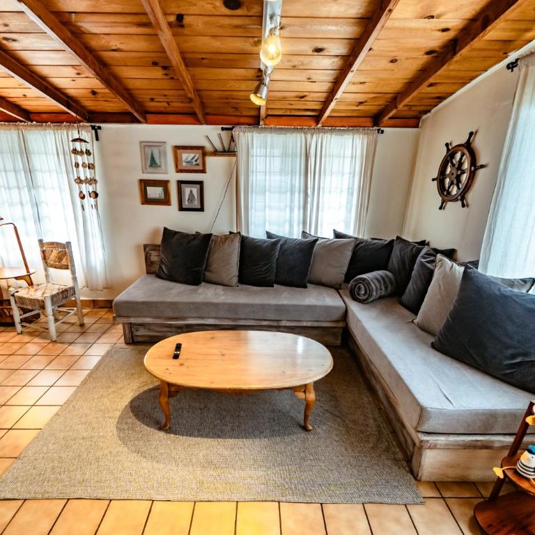Casa Capitan - BEACHFRONT living - One-Bedroom House - 4