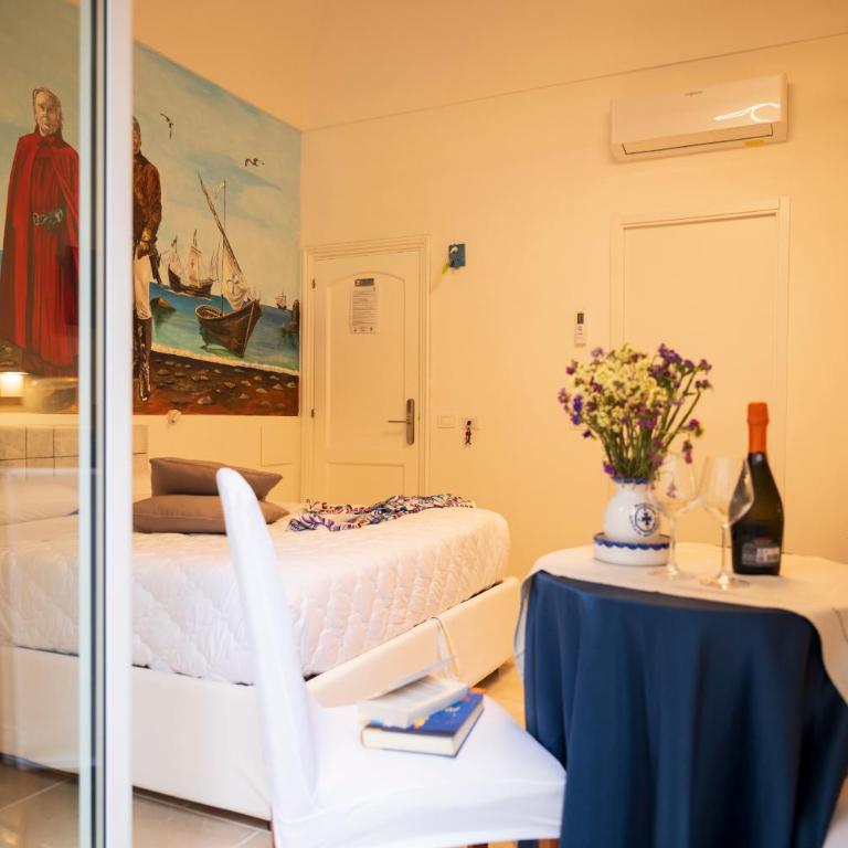 ApartHotel Antica Repubblica in the historical center 2 minutes away,100mt from the Sea - Suite Familiare con Balcone - 16