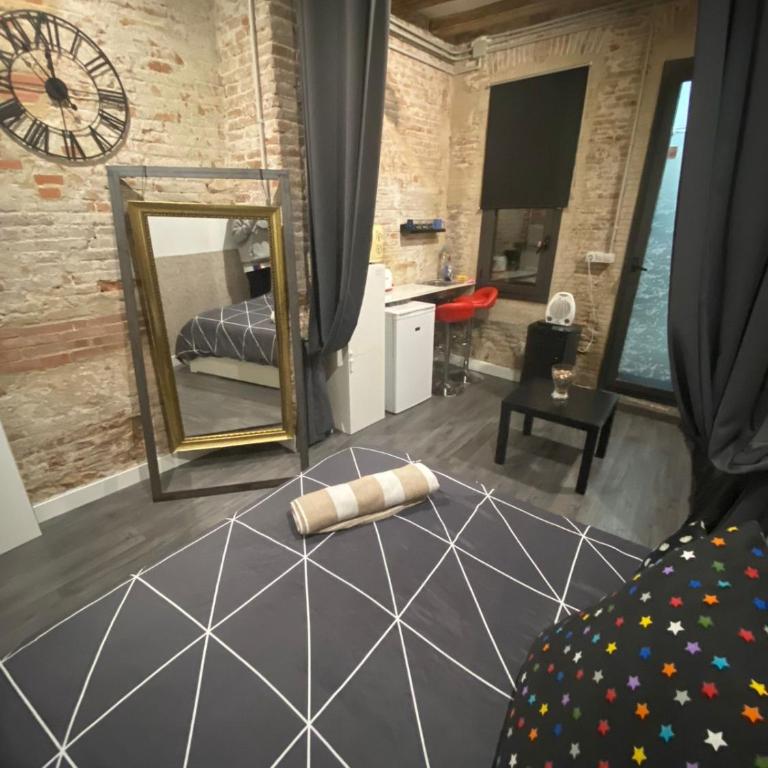 Room not shared center liceu ramblas plaza Cataluña - One-Bedroom Apartment - 1
