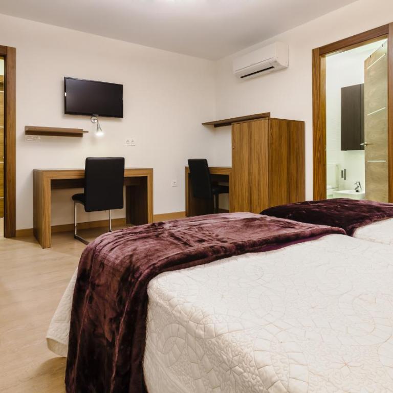 Hostal Arriola - Twin Room with Private Bathroom - 6