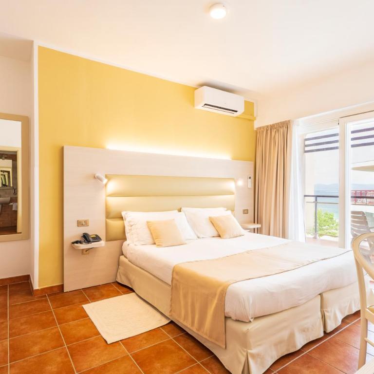 Hotel Florida - Camera Matrimoniale/Doppia con Letti Singoli con Vista Mare Parziale - 1