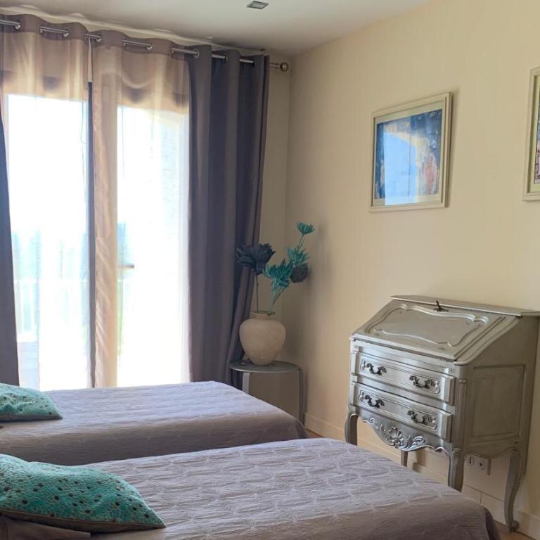Chambre cosy Mustang avec piscine - Villa CasaEva - Chambre Lits Jumeaux avec Salle de Bains Privative - 1