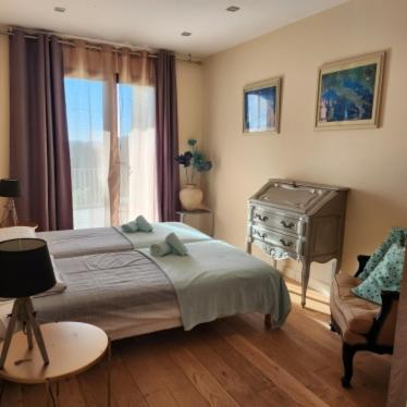 Chambre cosy Mustang avec piscine - Villa CasaEva - Chambre Lits Jumeaux avec Salle de Bains Privative - 2