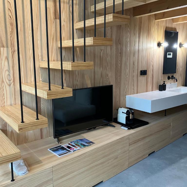 Ecolodge 'Calme et Nature' avec Piscine au Golf-Lac-Plages Océanes - Couchage 2 personnes - Maison 1 Chambre - 17