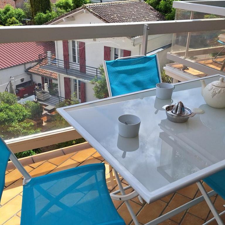 Vaste appartement avec vue sur le port de plaisance - Two-Bedroom Apartment - 9