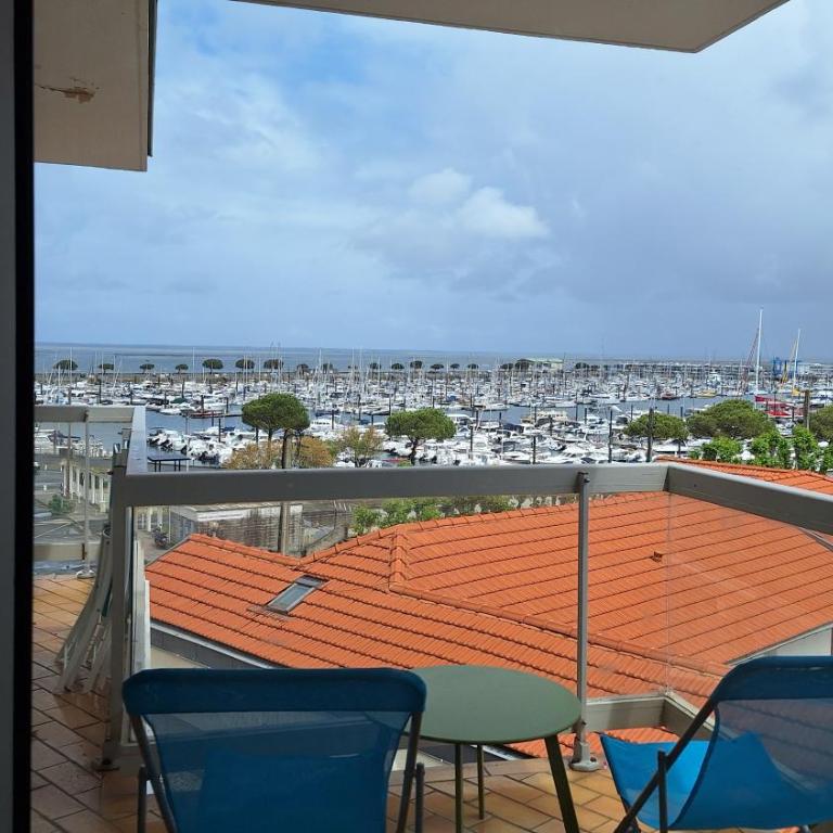 Vaste appartement avec vue sur le port de plaisance - Two-Bedroom Apartment - 14