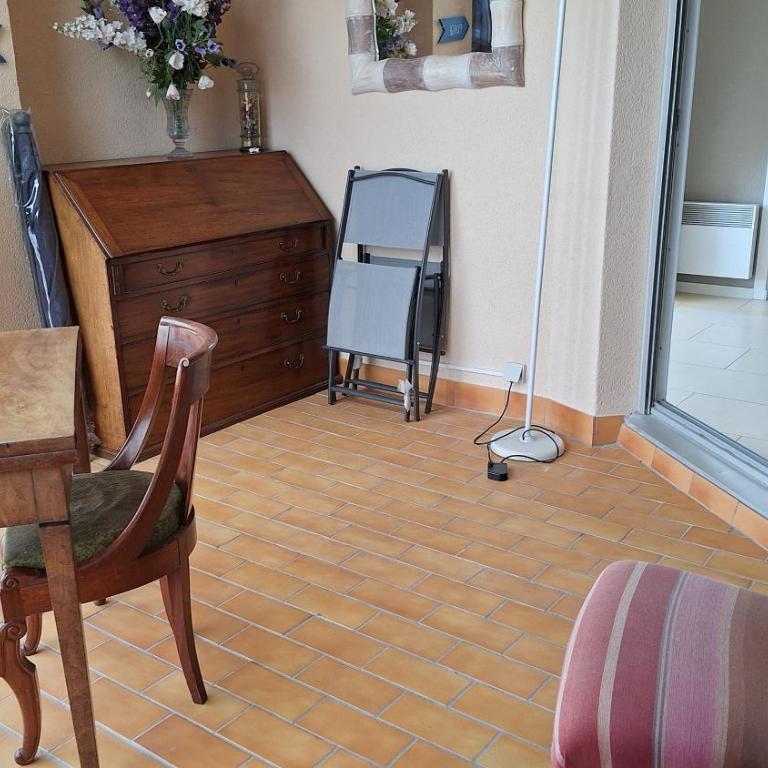 Vaste appartement avec vue sur le port de plaisance - Two-Bedroom Apartment - 16