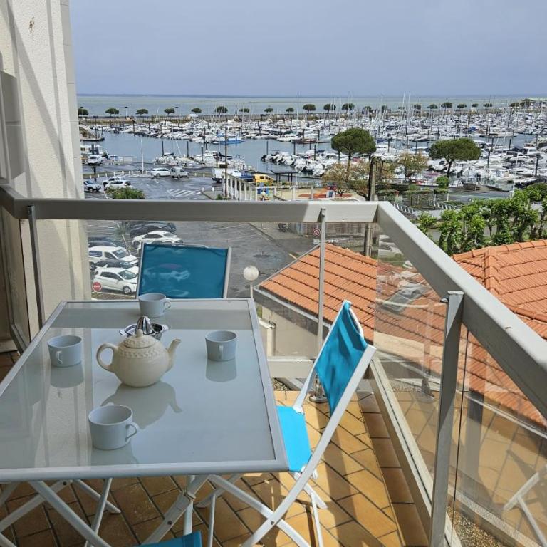 Vaste appartement avec vue sur le port de plaisance - Two-Bedroom Apartment - 18