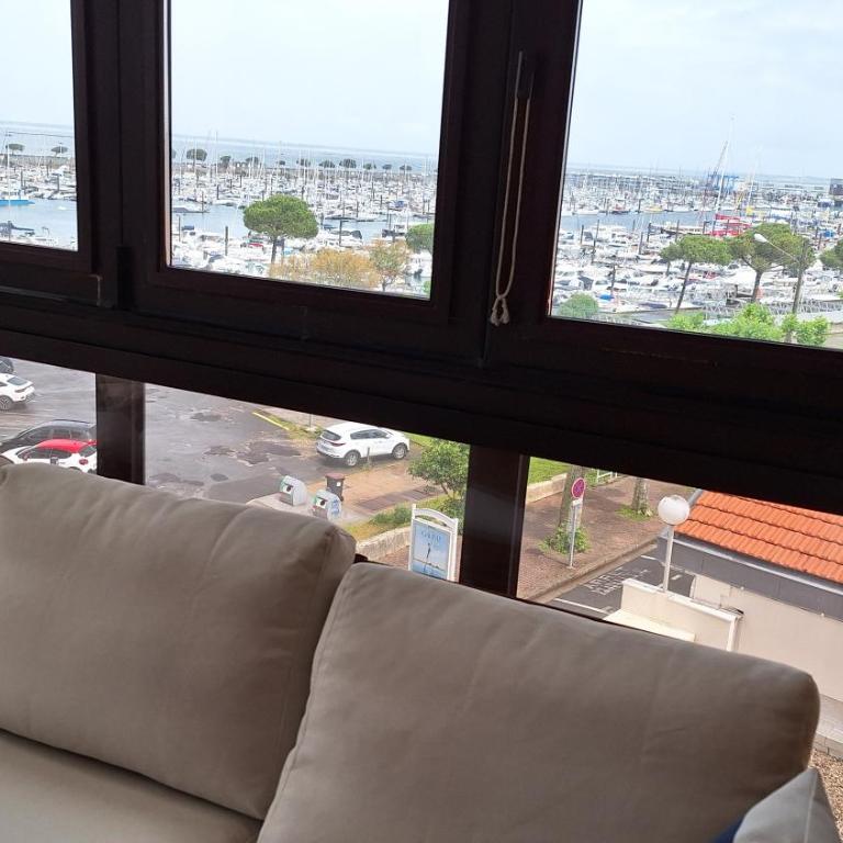 Vaste appartement avec vue sur le port de plaisance - Two-Bedroom Apartment - 19
