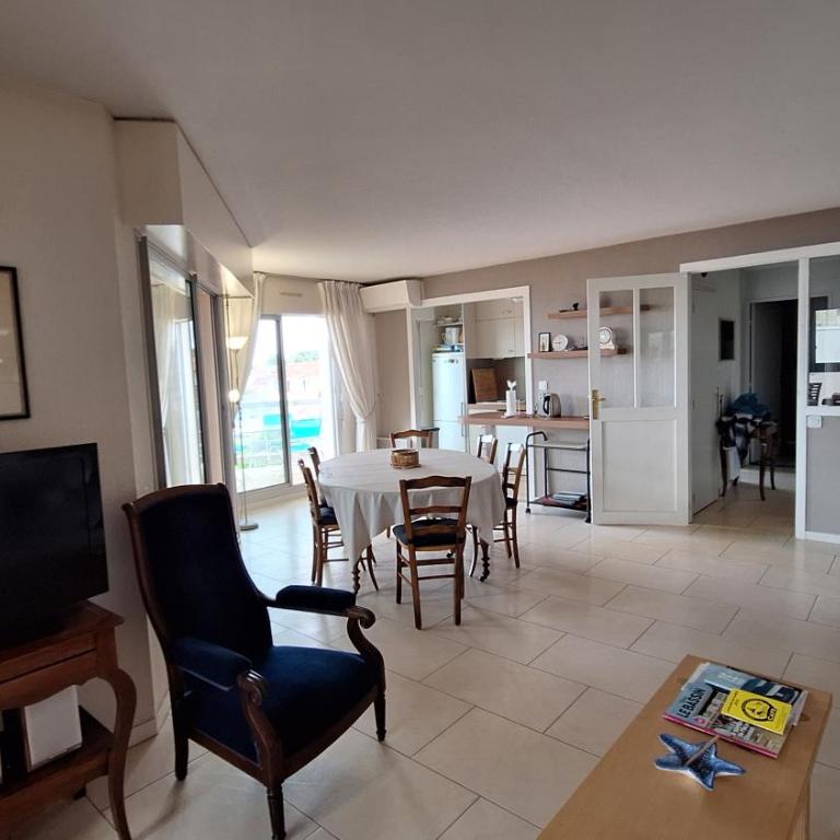 Vaste appartement avec vue sur le port de plaisance - Two-Bedroom Apartment - 22