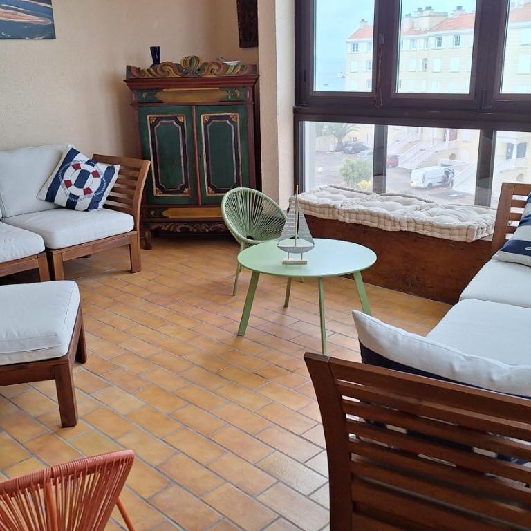 Vaste appartement avec vue sur le port de plaisance - Two-Bedroom Apartment - 23