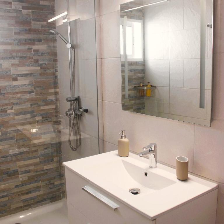 2BR Terrace Home - 10 min walk to the Beach - Two-Bedroom House - 18