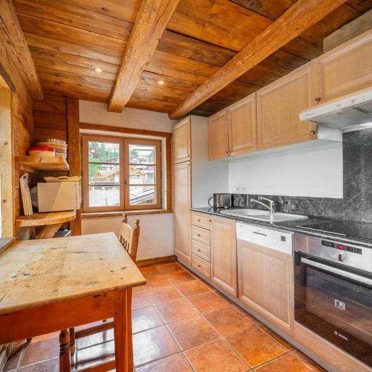 Spacieux appart 5 ch au cœur du village, charme savoyard, WiFi, cheminée décorative - FR-1-437-51 - Apartamento (10 adultos) - 7