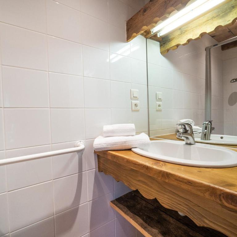 Spacieux appart 5 ch au cœur du village, charme savoyard, WiFi, cheminée décorative - FR-1-437-51 - Apartamento (10 adultos) - 10
